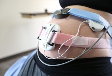 De gynaecoloog monitort op afstand de gezondheid van de baby.