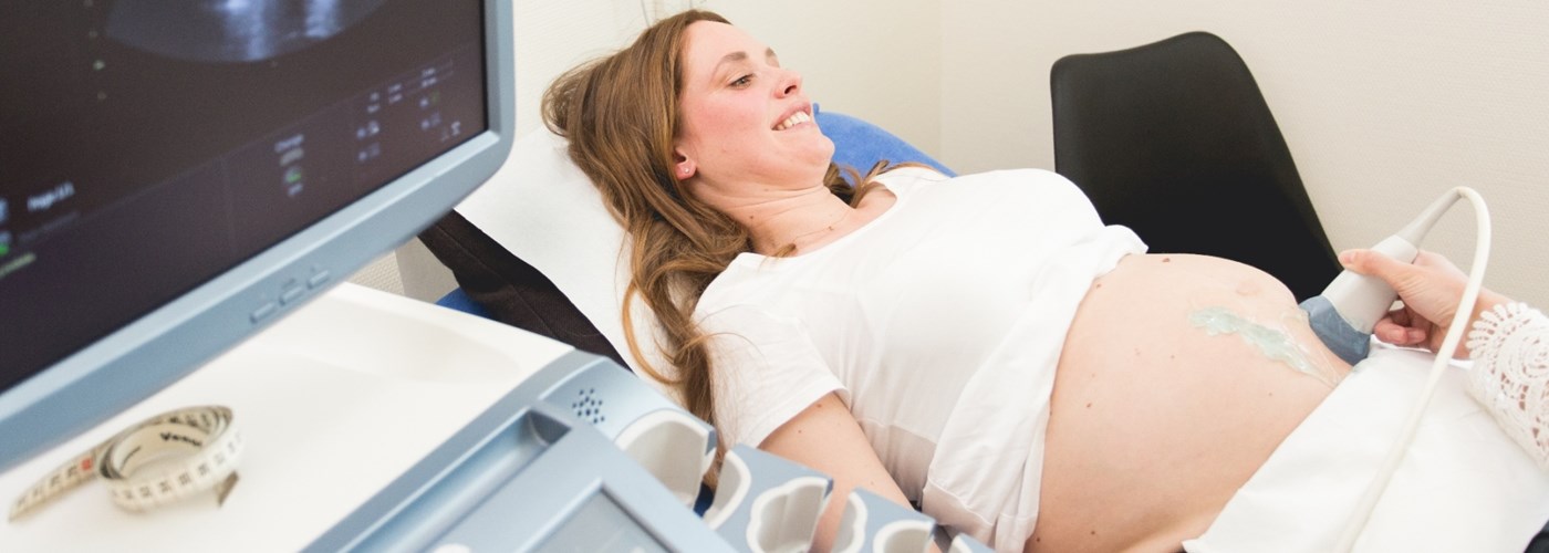 Zwangere vrouw krijgt echo in Geboortecentrum Noord-Limburg
