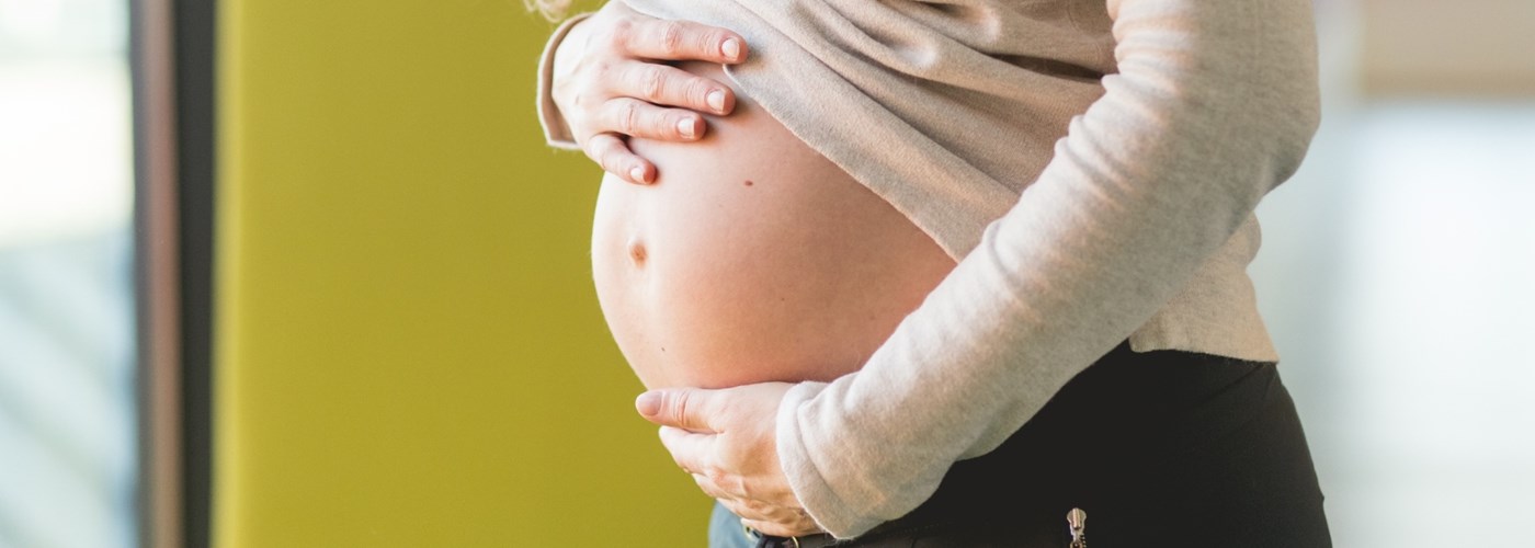 Zwangere vrouw toont buik in Geboortecentrum Noord-Limburg