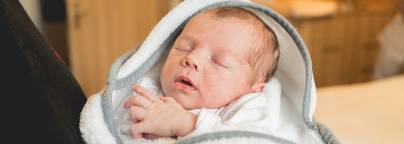 Pasgeboren baby in Geboortecentrum Noord-Limburg